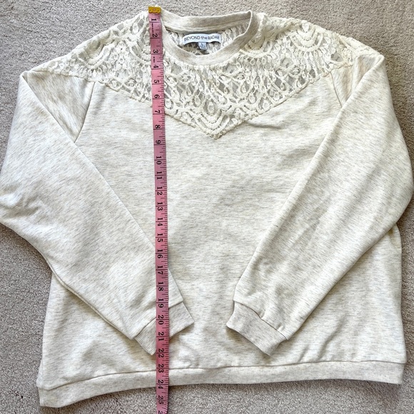 NWOT Beyond The Radar Women's Oatmeal Lace Yoke Crew Top Sweater Pullover L lace - Picture 4 of 8